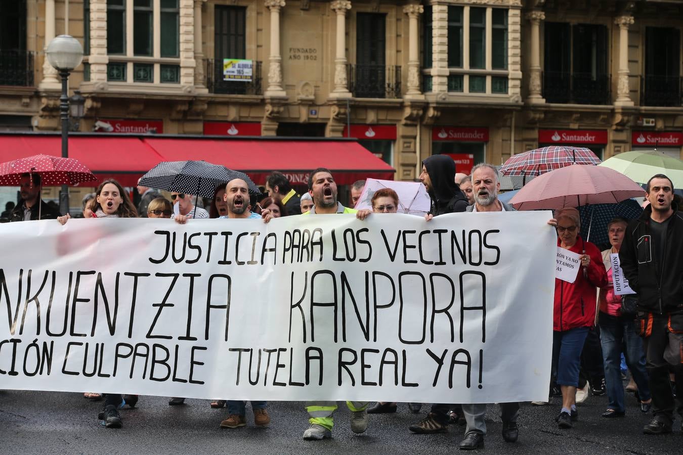 Los vecinos de Atxuri se manifiestan contra &#039;los Pichis&#039;