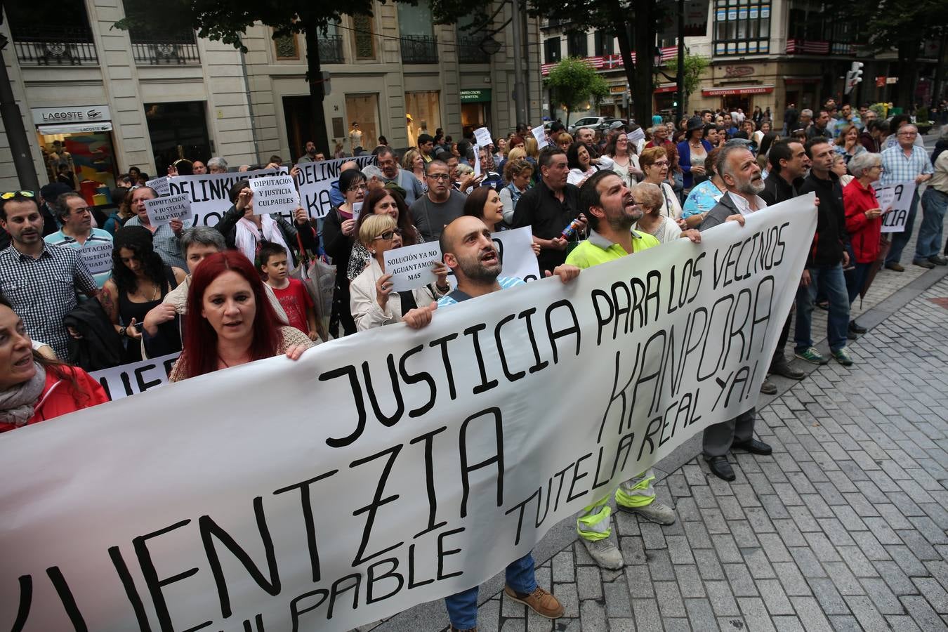 Los vecinos de Atxuri se manifiestan contra &#039;los Pichis&#039;