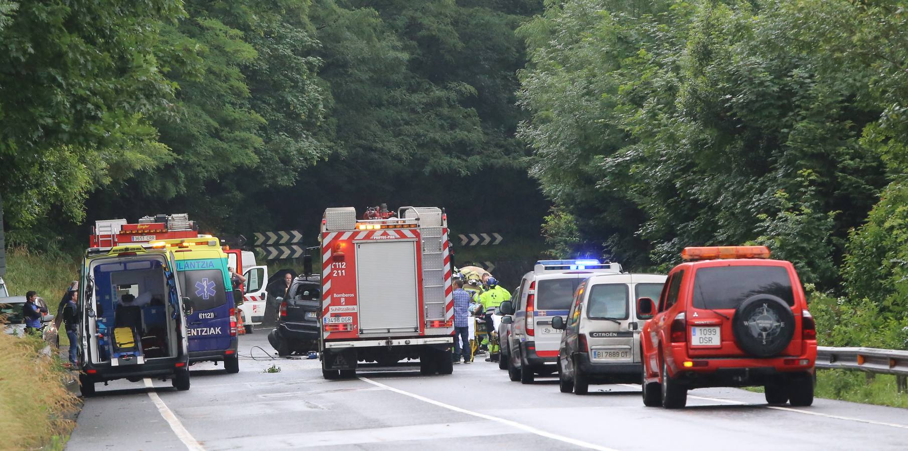Las imágenes del grave accidente en la N-240 en Zeanuri
