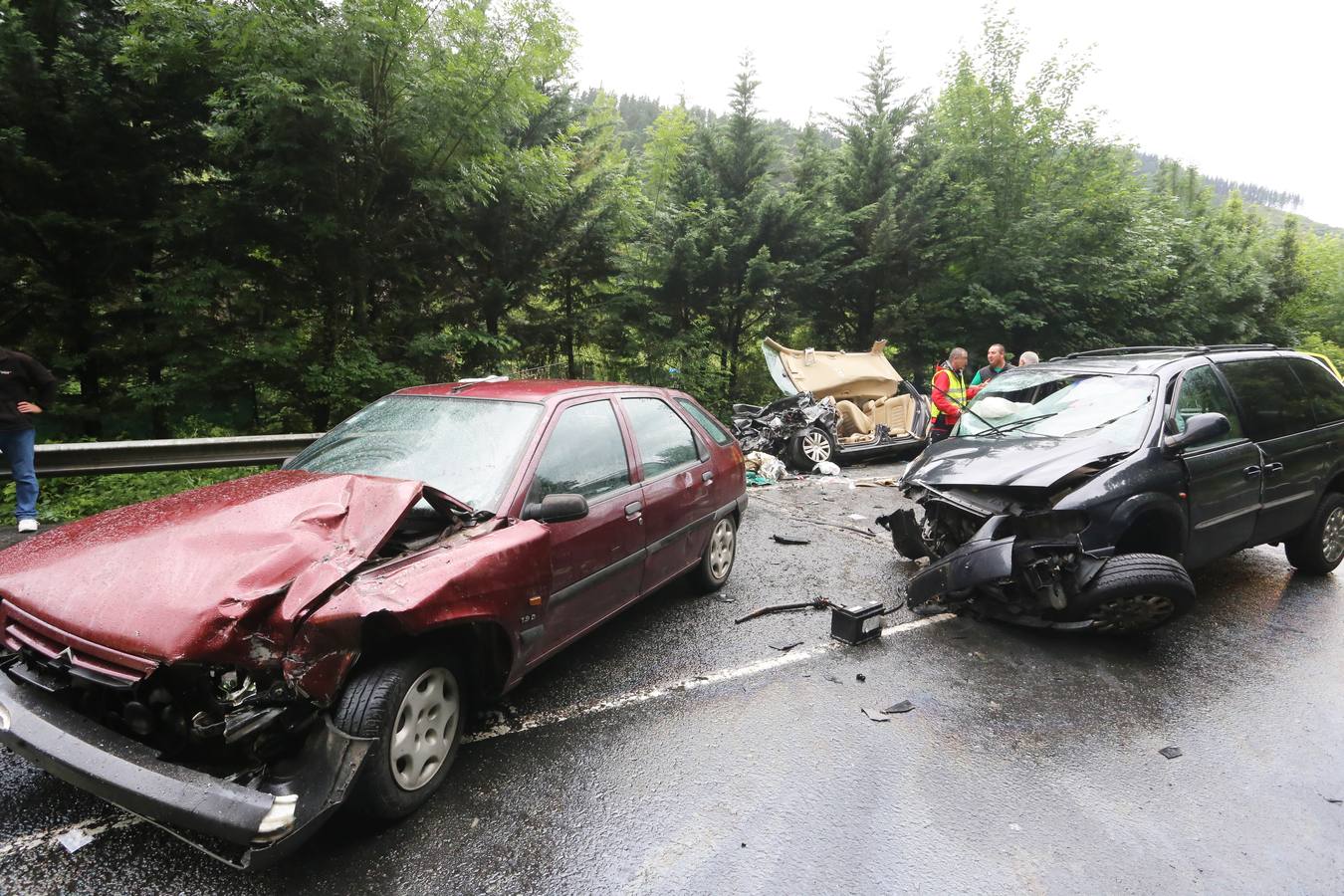 Las imágenes del grave accidente en la N-240 en Zeanuri