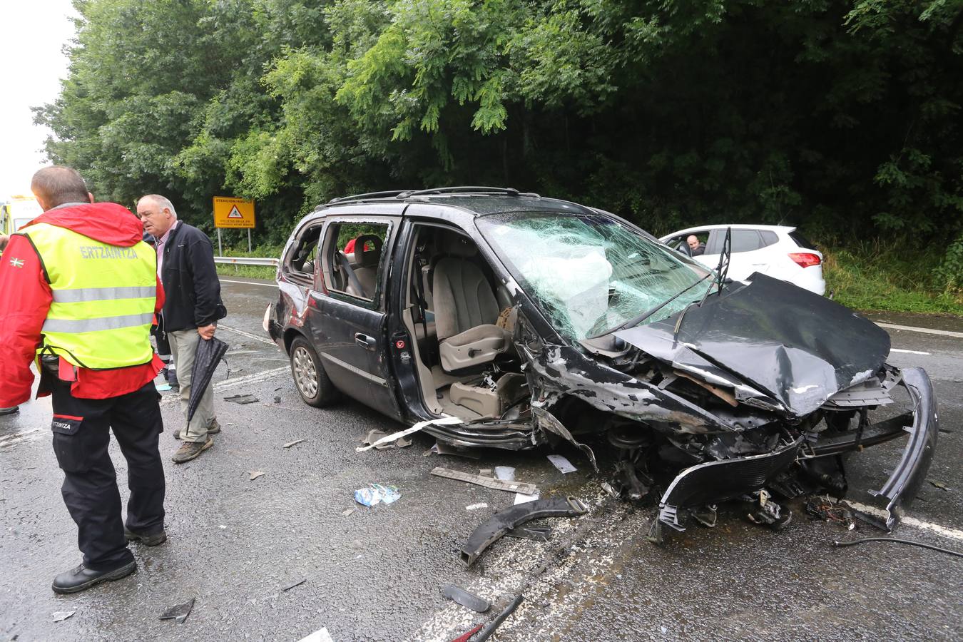 Las imágenes del grave accidente en la N-240 en Zeanuri