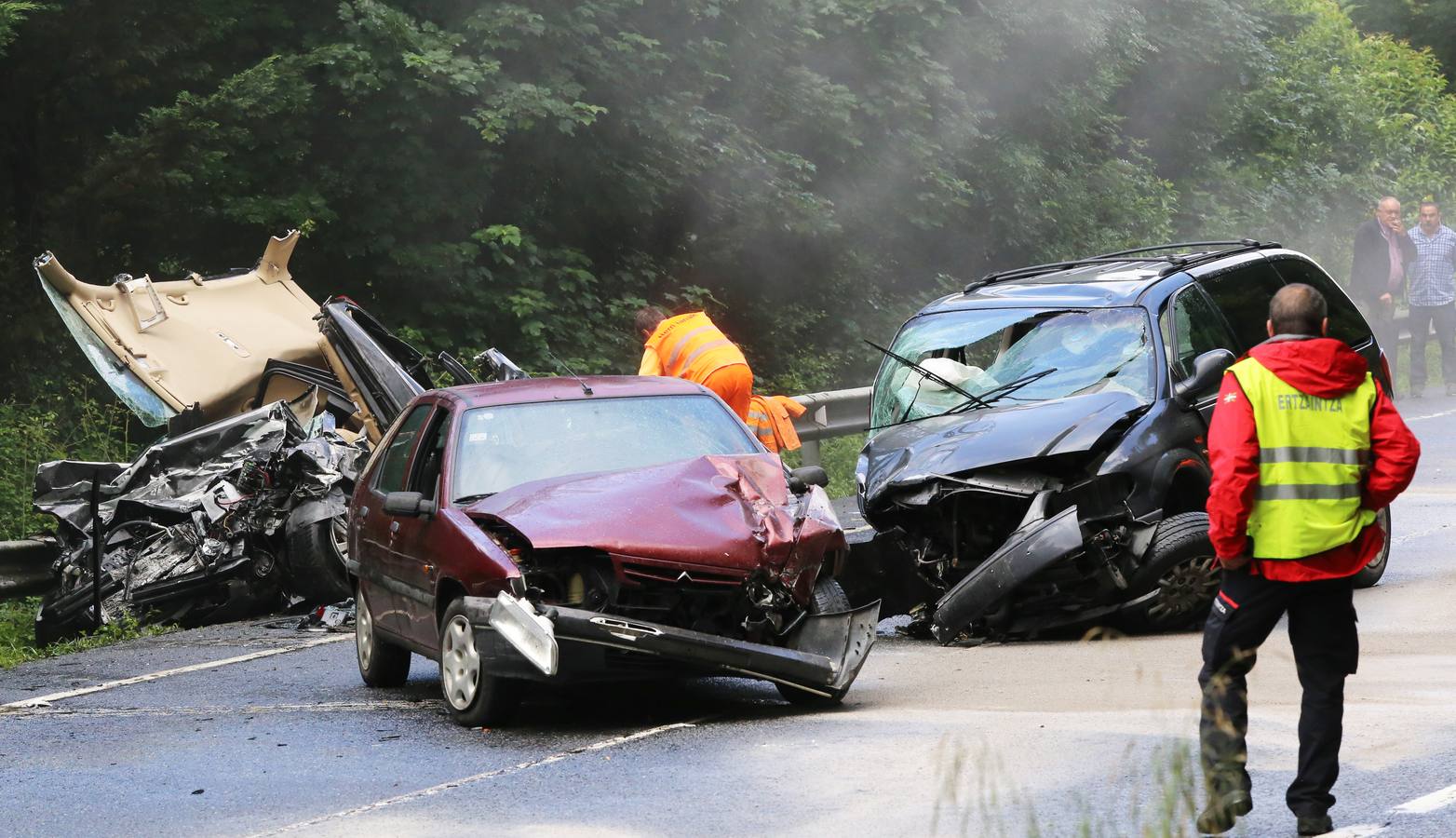 Las imágenes del grave accidente en la N-240 en Zeanuri