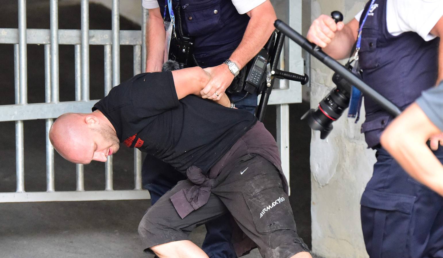 Enfrentamientos en el Vélodrome de Marsella antes del Islandia-Hungría