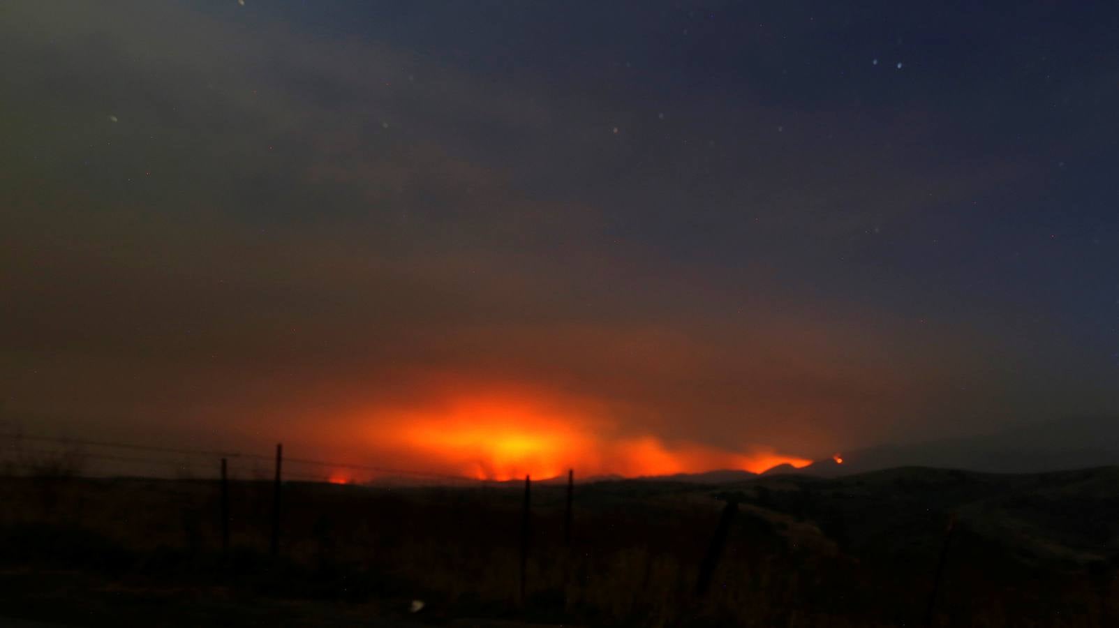 Un impresionante incendio en Santa Bárbara pone en alerta a  Los Ángeles y Orange