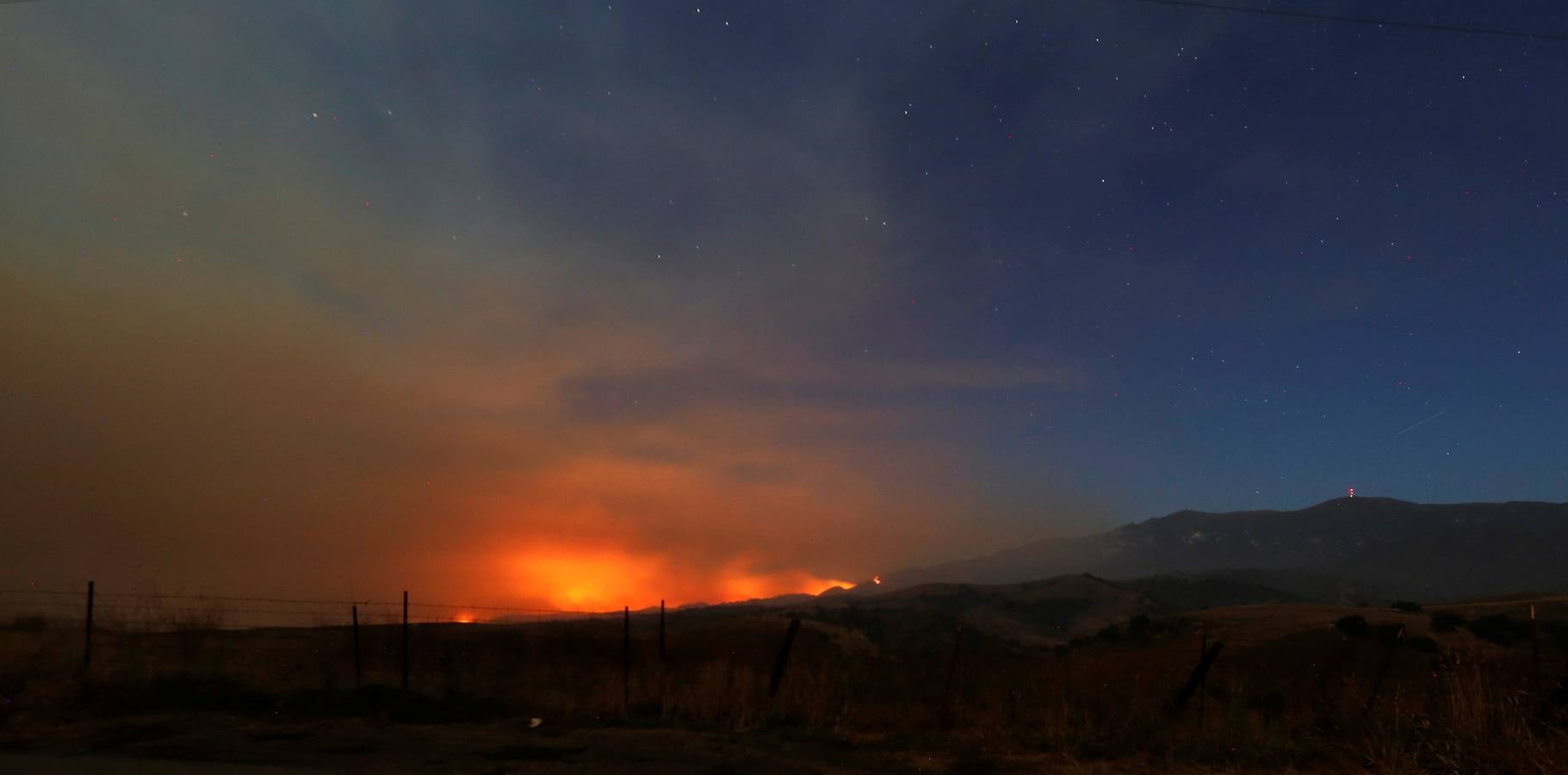 Un impresionante incendio en Santa Bárbara pone en alerta a  Los Ángeles y Orange