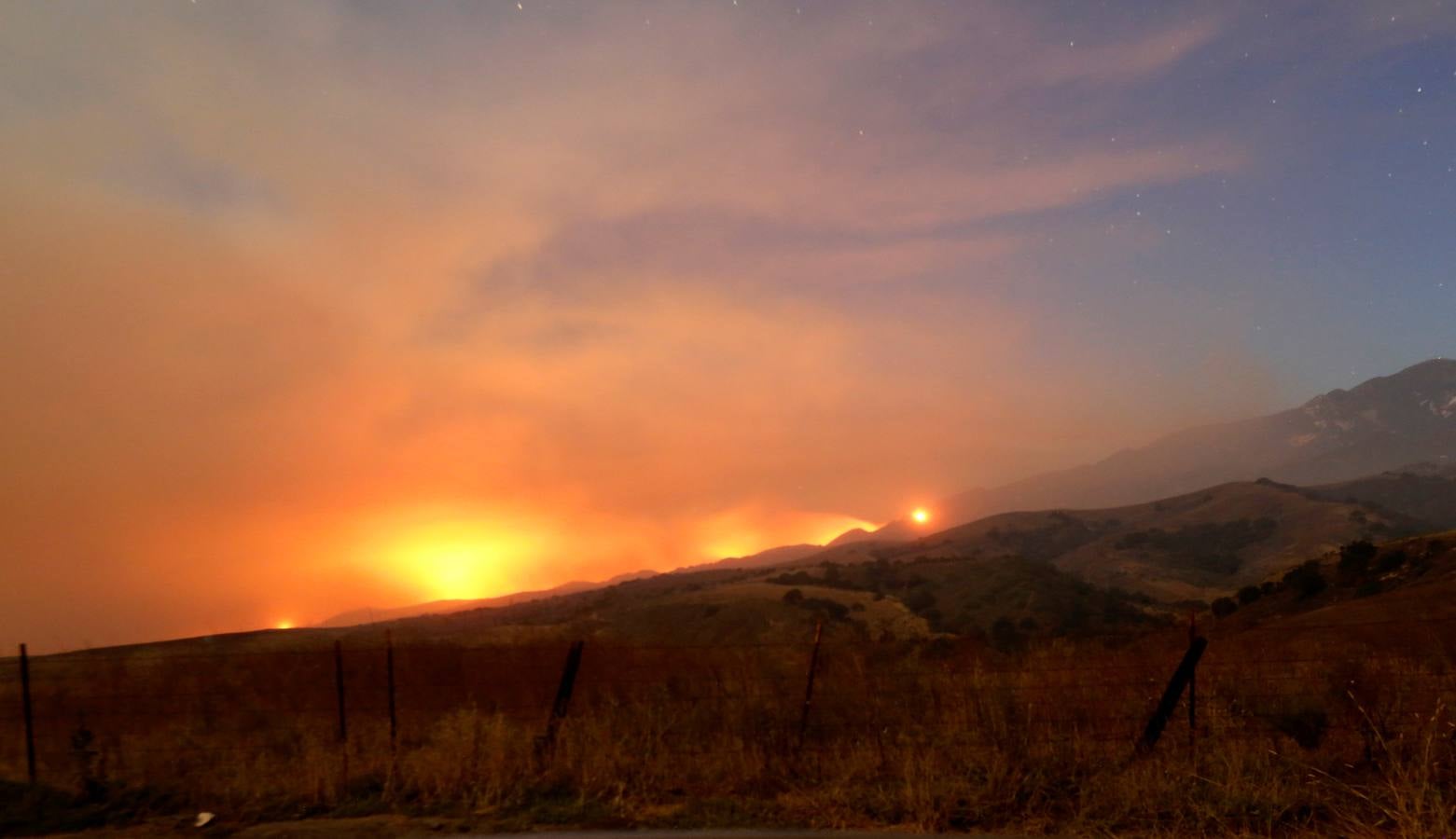 Un impresionante incendio en Santa Bárbara pone en alerta a  Los Ángeles y Orange