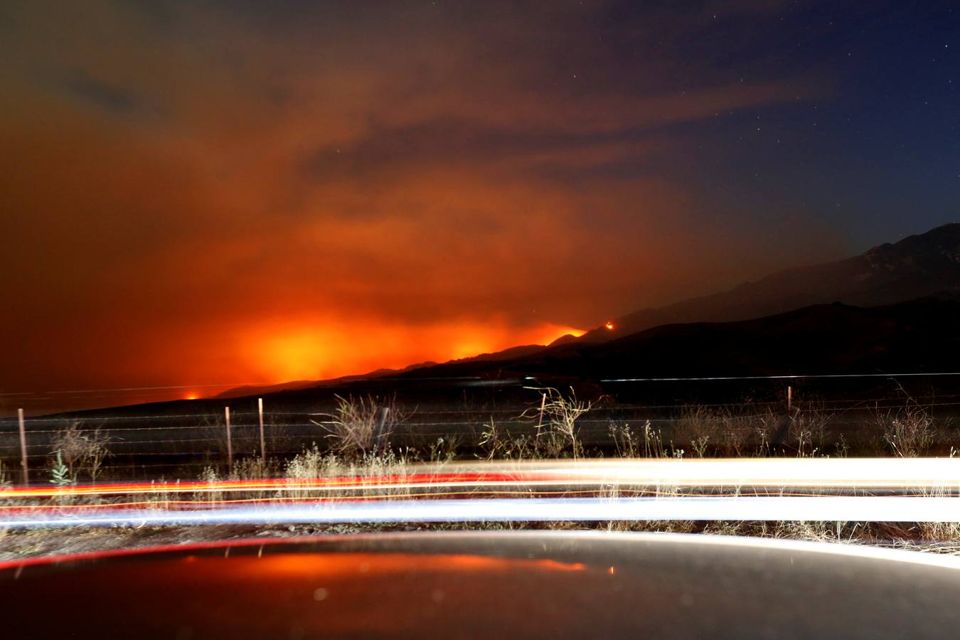 Un impresionante incendio en Santa Bárbara pone en alerta a  Los Ángeles y Orange