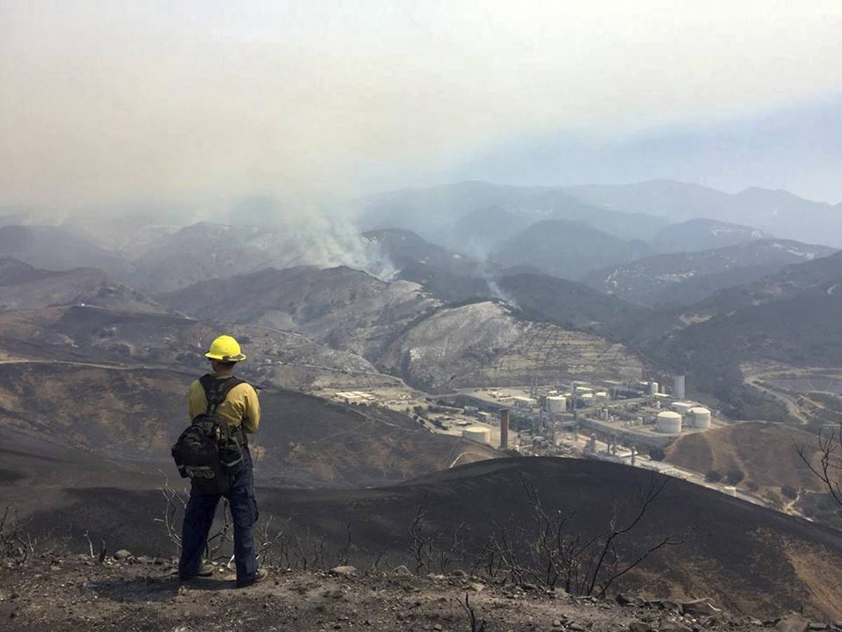 Un impresionante incendio en Santa Bárbara pone en alerta a  Los Ángeles y Orange