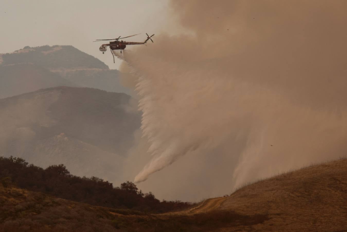 Un impresionante incendio en Santa Bárbara pone en alerta a  Los Ángeles y Orange