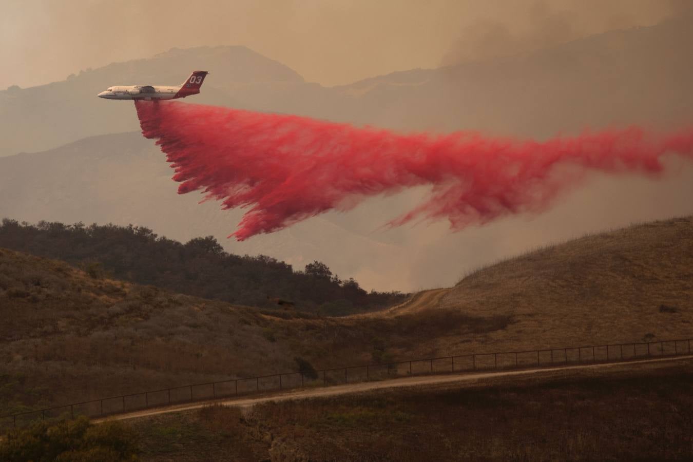 Un impresionante incendio en Santa Bárbara pone en alerta a  Los Ángeles y Orange