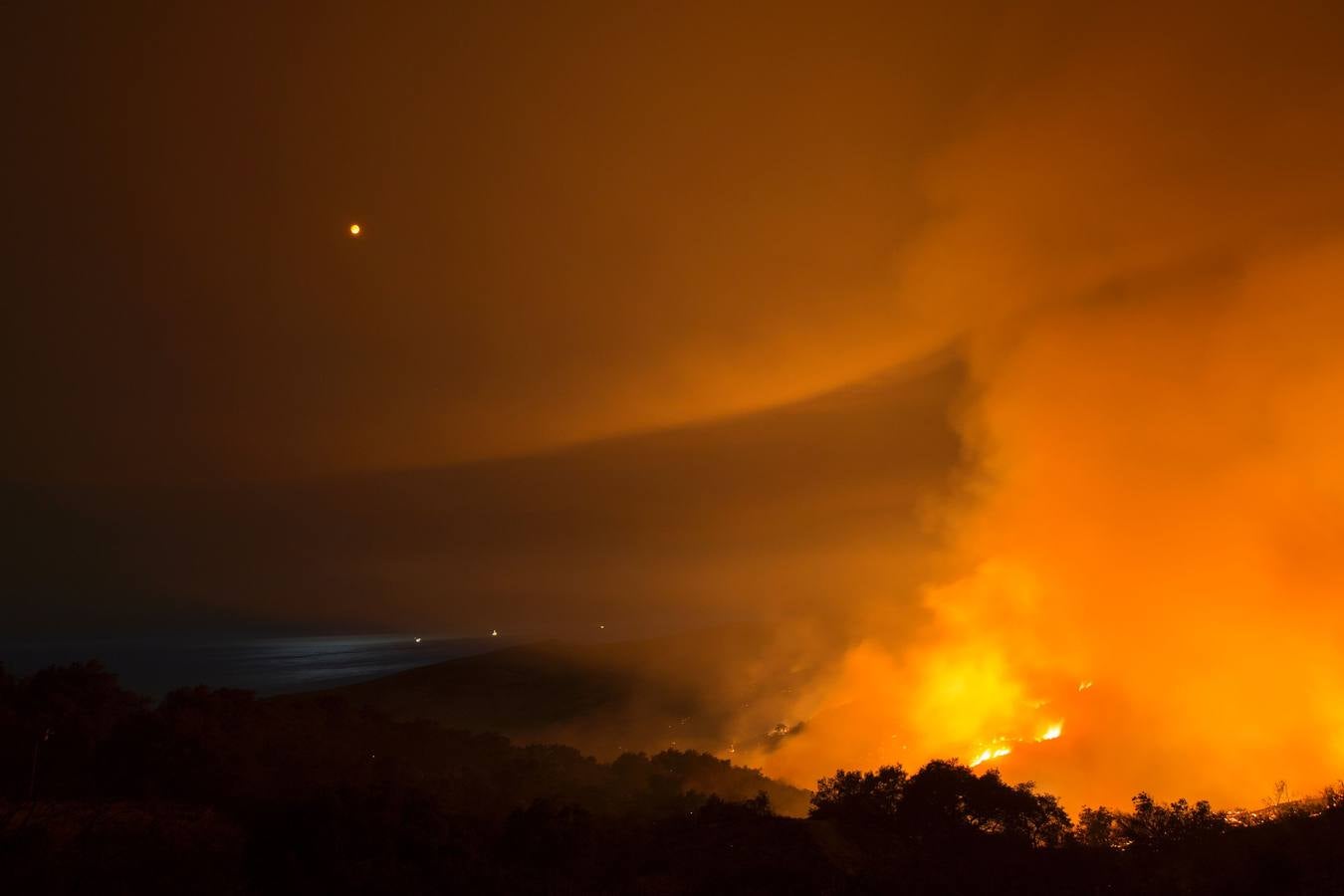 Un impresionante incendio en Santa Bárbara pone en alerta a  Los Ángeles y Orange