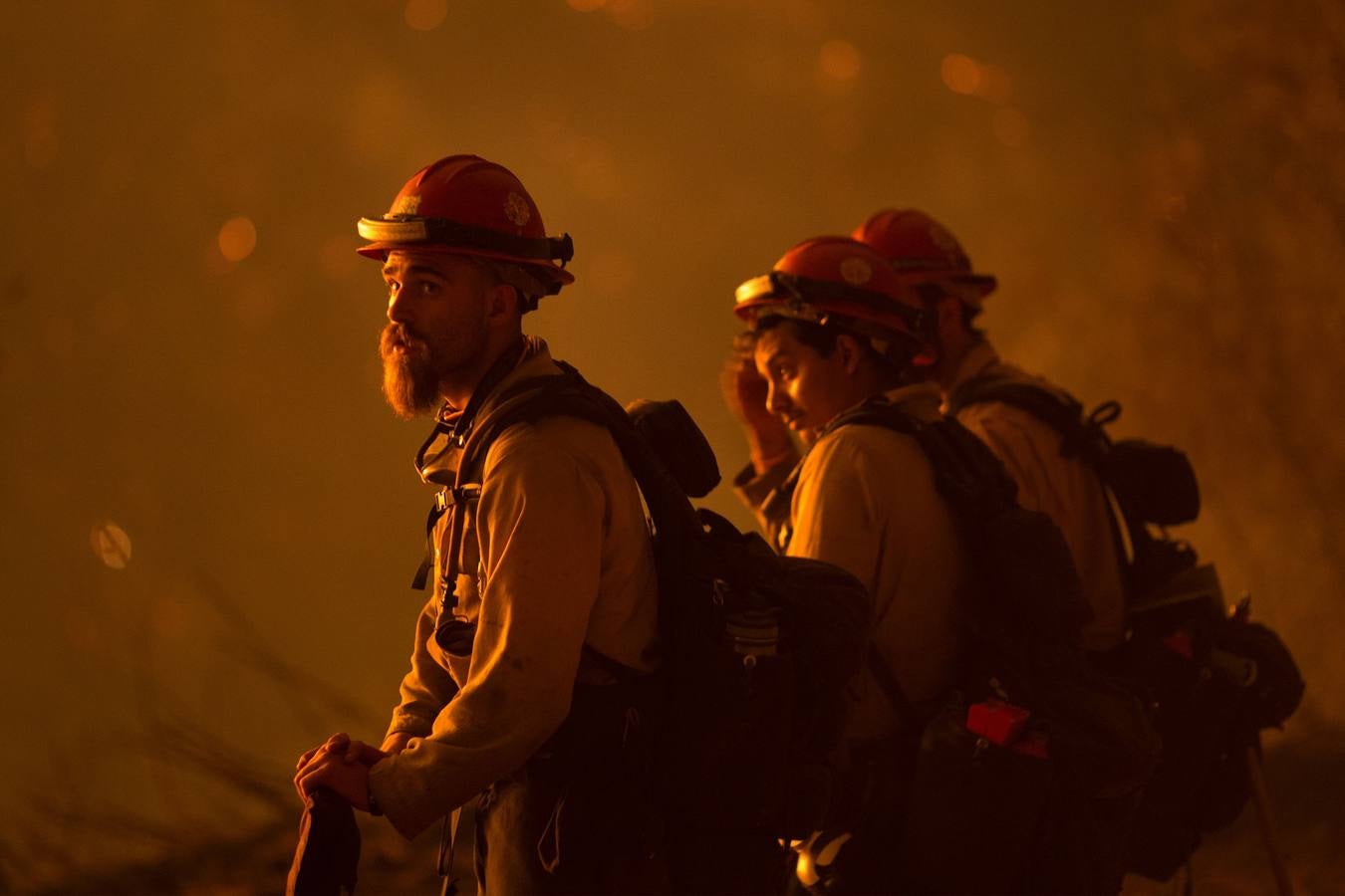 Un impresionante incendio en Santa Bárbara pone en alerta a  Los Ángeles y Orange