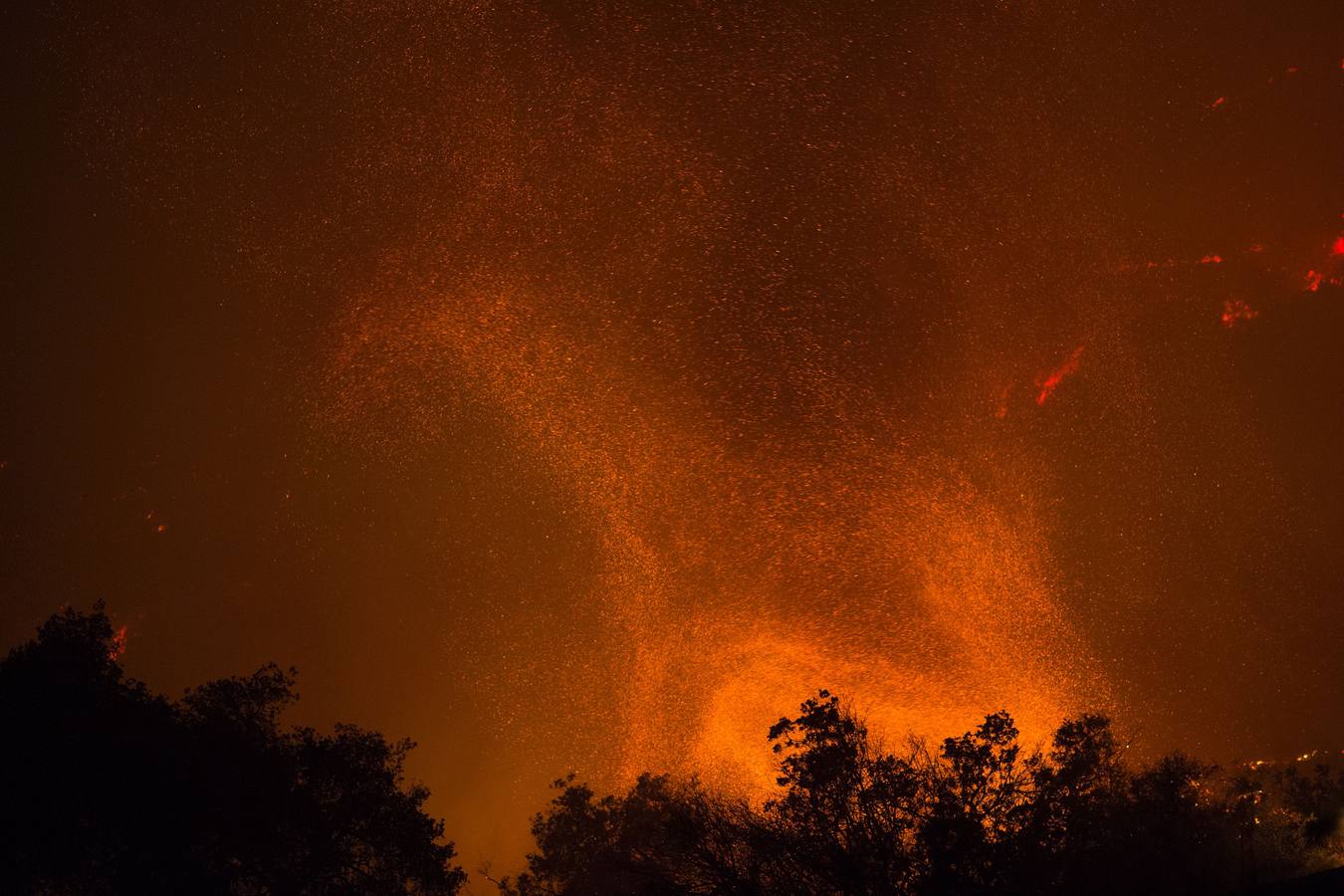 Un impresionante incendio en Santa Bárbara pone en alerta a  Los Ángeles y Orange