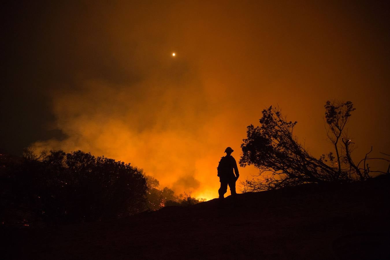 Un impresionante incendio en Santa Bárbara pone en alerta a  Los Ángeles y Orange