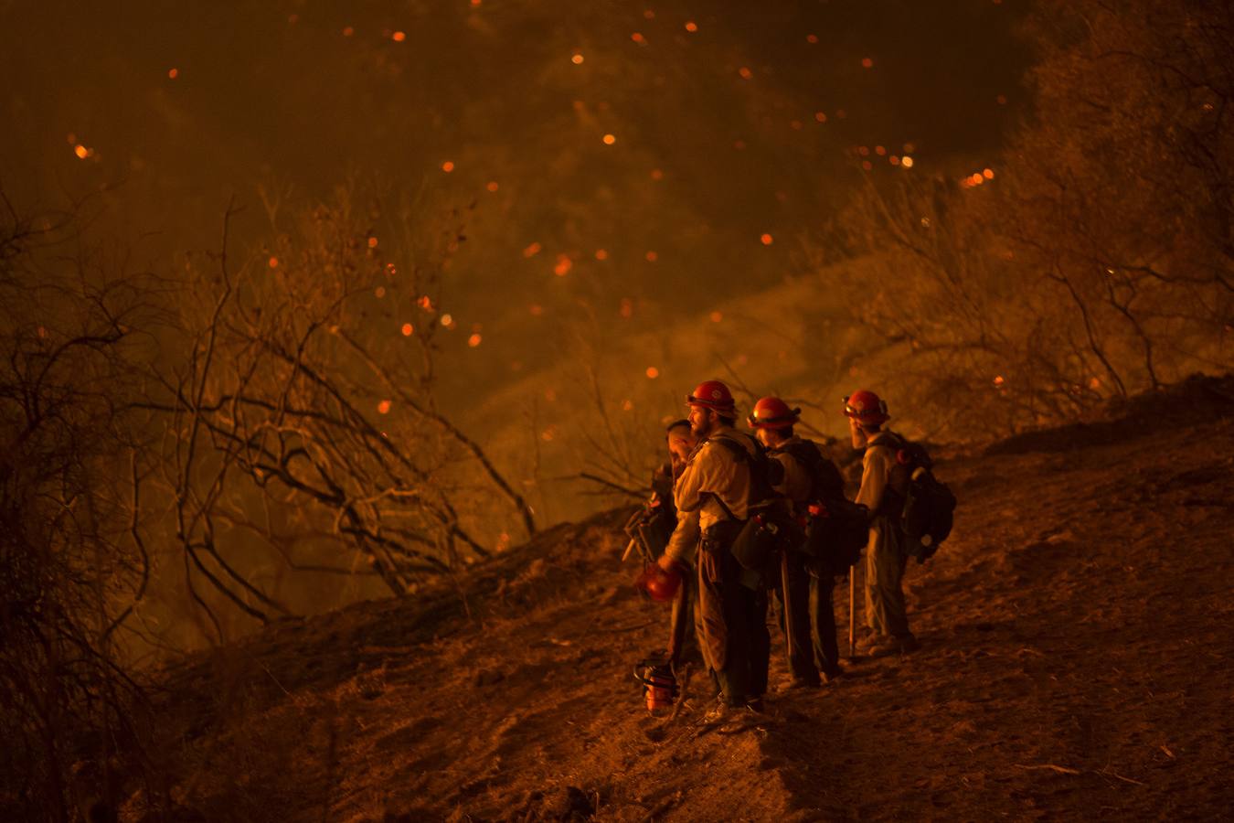 Un impresionante incendio en Santa Bárbara pone en alerta a  Los Ángeles y Orange