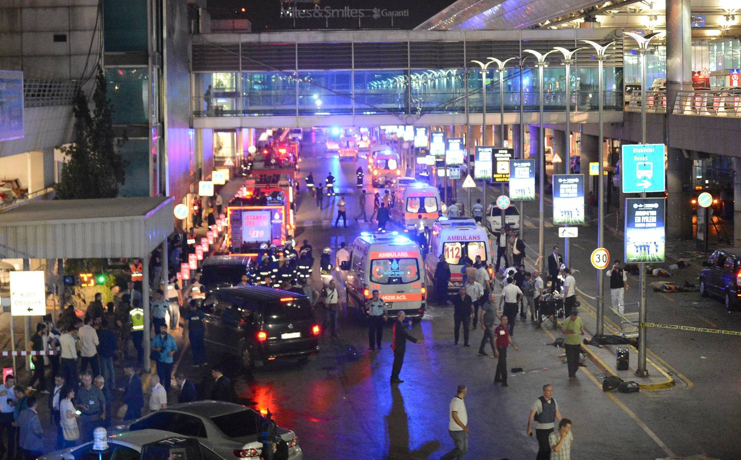Un atentado en el aeropuerto de Estambul causa decenas de muertos