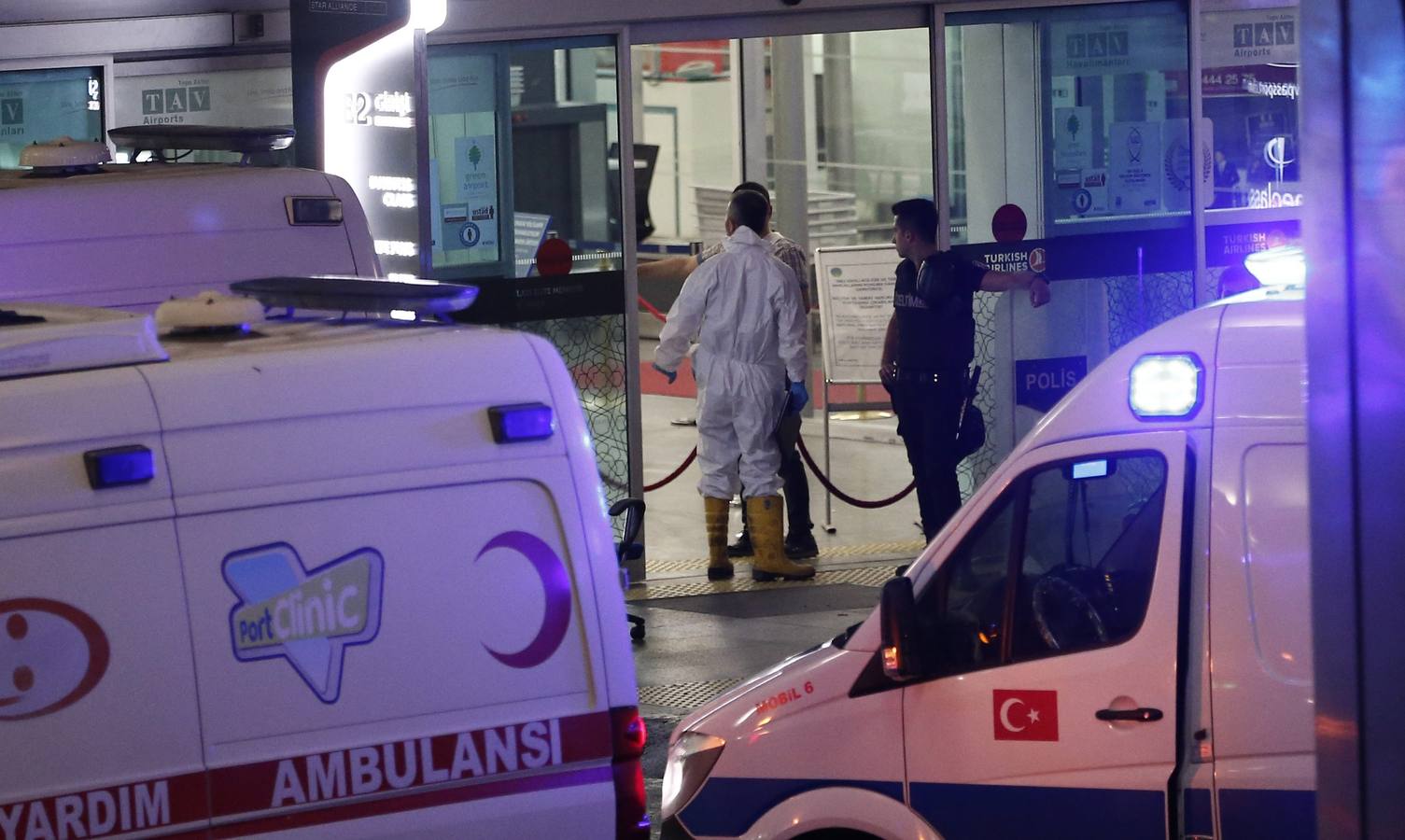 Un atentado en el aeropuerto de Estambul causa decenas de muertos