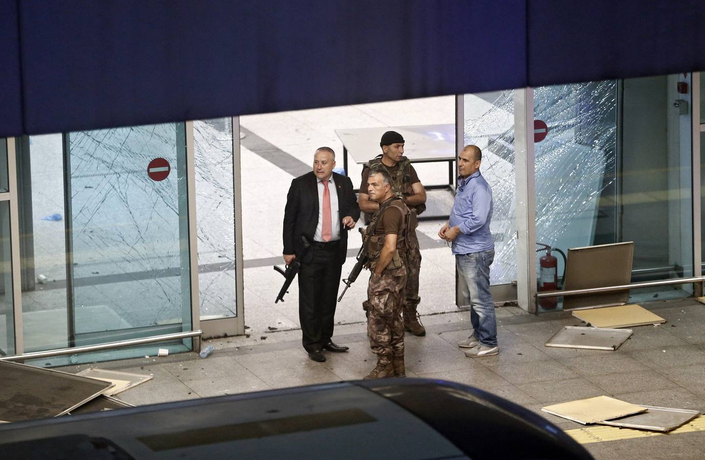 Un atentado en el aeropuerto de Estambul causa decenas de muertos
