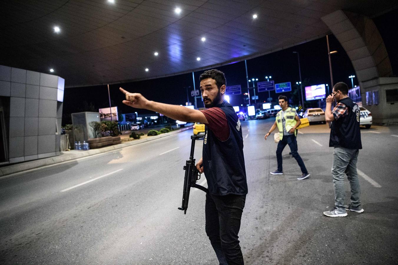 Un atentado en el aeropuerto de Estambul causa decenas de muertos