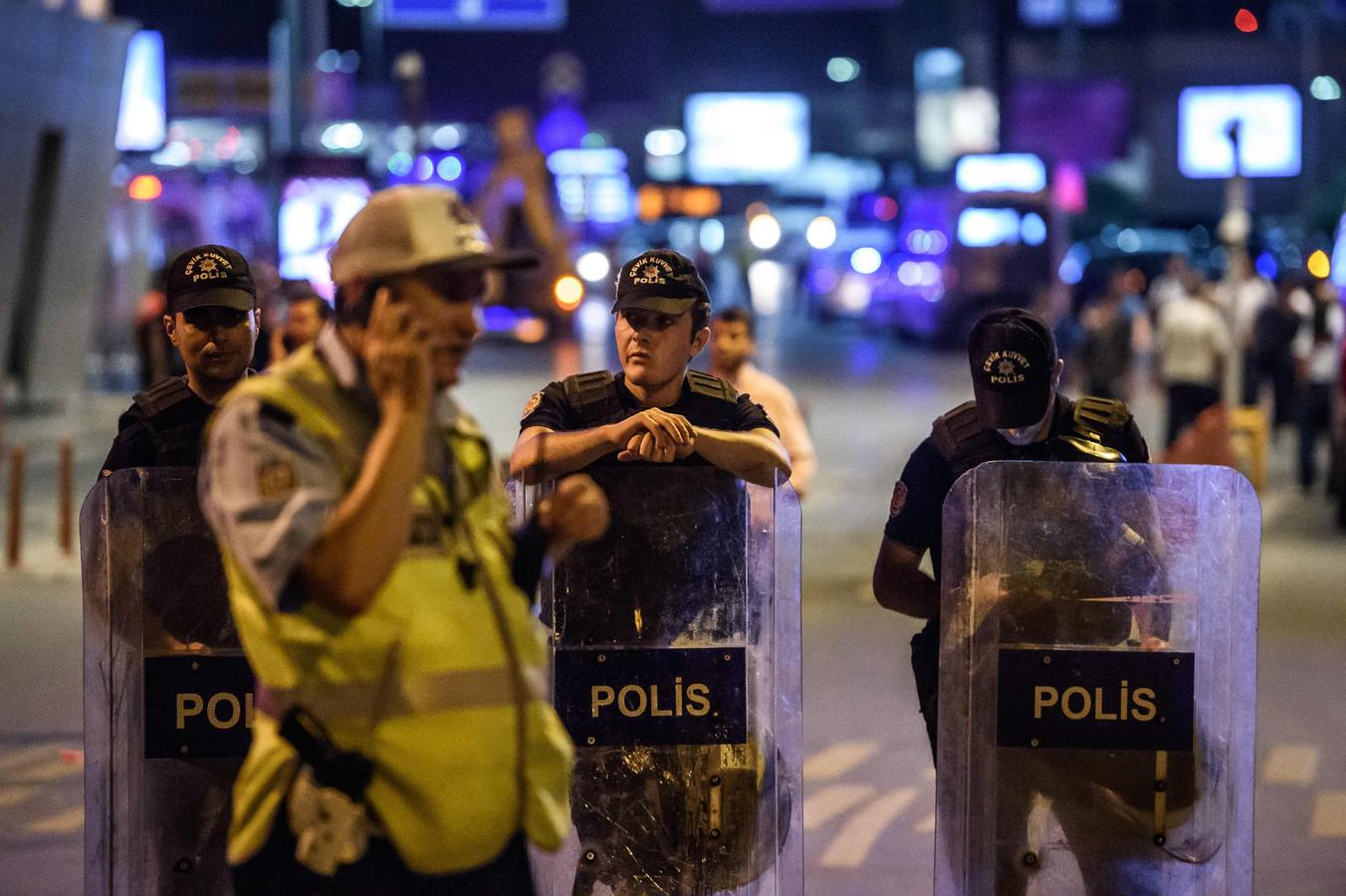 Un atentado en el aeropuerto de Estambul causa decenas de muertos