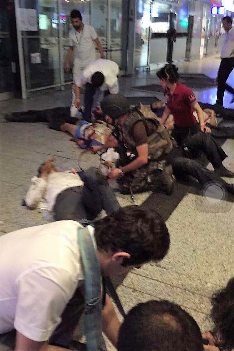 Un atentado en el aeropuerto de Estambul causa decenas de muertos