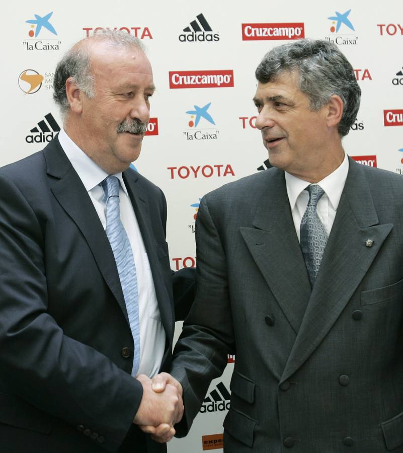 Vicente del Bosque (i) saluda a Angel Maria Villar, presidente de la FEF, durante su acto de presentación como nuevo entrenador de la selección española de fútbol en 2008.