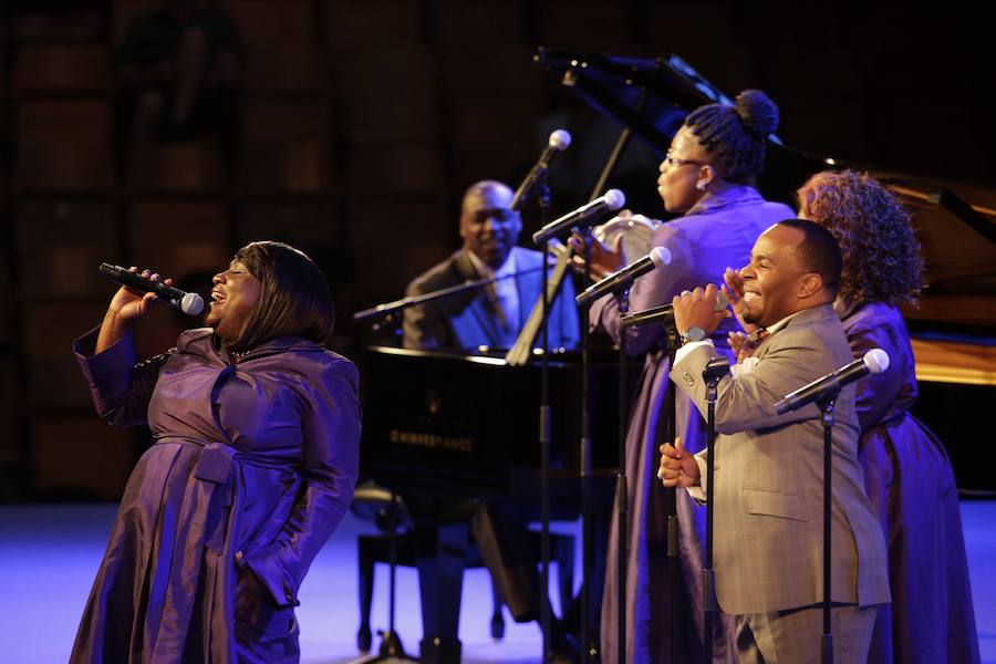 El reverendo Bryant Jones y The Victory Gospel Singers ofician en Mendizorroza