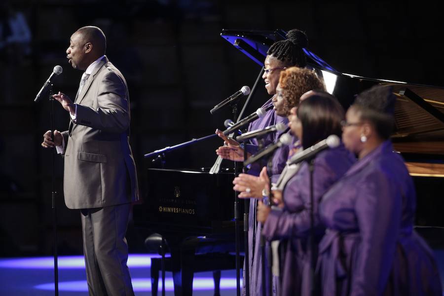 El reverendo Bryant Jones y The Victory Gospel Singers ofician en Mendizorroza