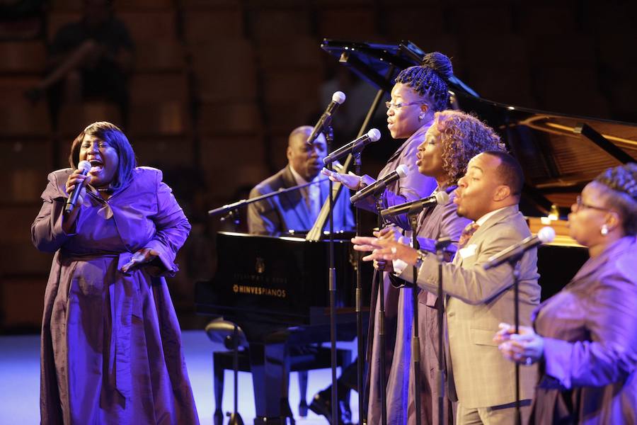 El reverendo Bryant Jones y The Victory Gospel Singers ofician en Mendizorroza