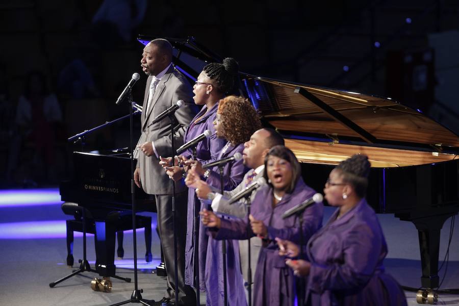 El reverendo Bryant Jones y The Victory Gospel Singers ofician en Mendizorroza