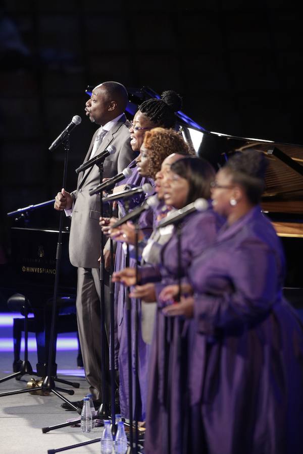 El reverendo Bryant Jones y The Victory Gospel Singers ofician en Mendizorroza