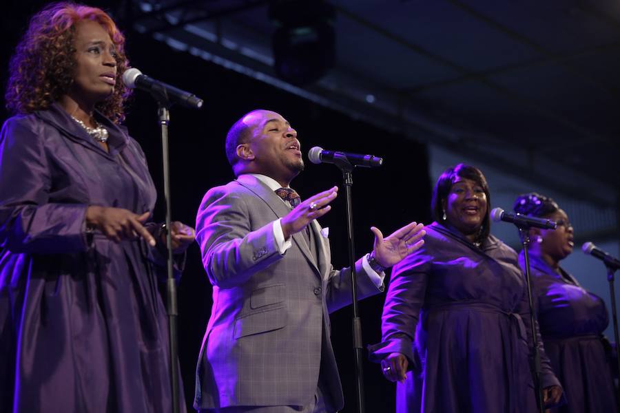 El reverendo Bryant Jones y The Victory Gospel Singers ofician en Mendizorroza