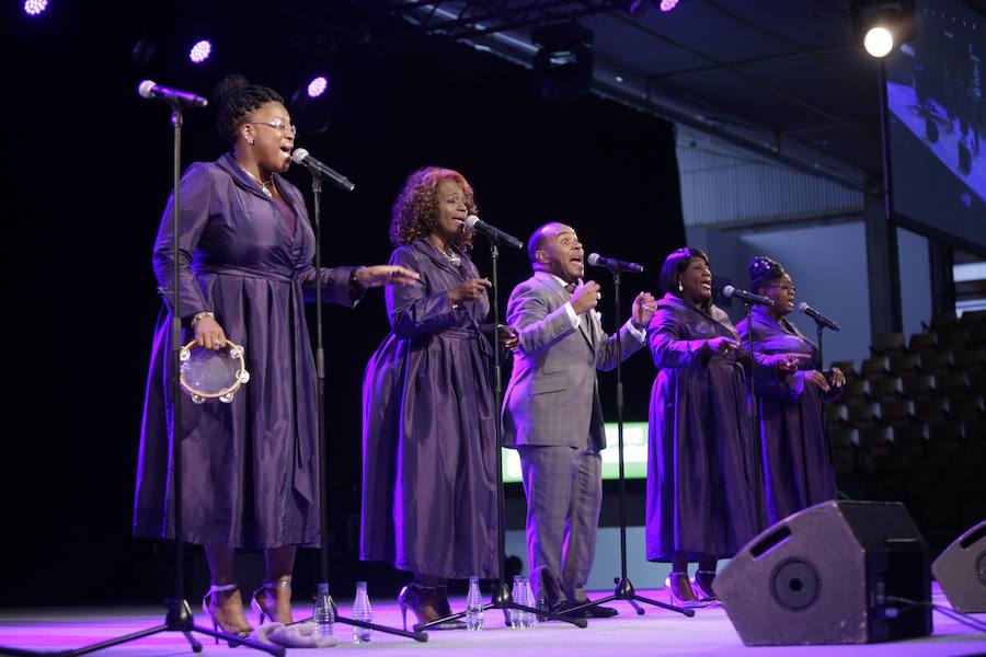 El reverendo Bryant Jones y The Victory Gospel Singers ofician en Mendizorroza