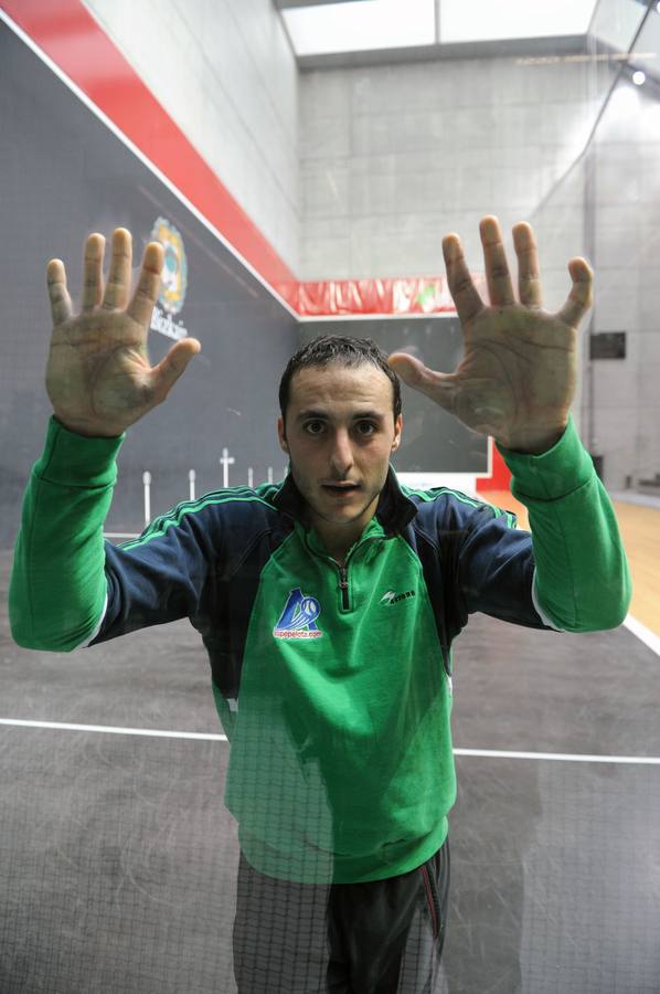 El pelotari Juan Marintez de Irujo durante una entrevista en el fronton Bizkaia, Bilbao. 22/11/2011