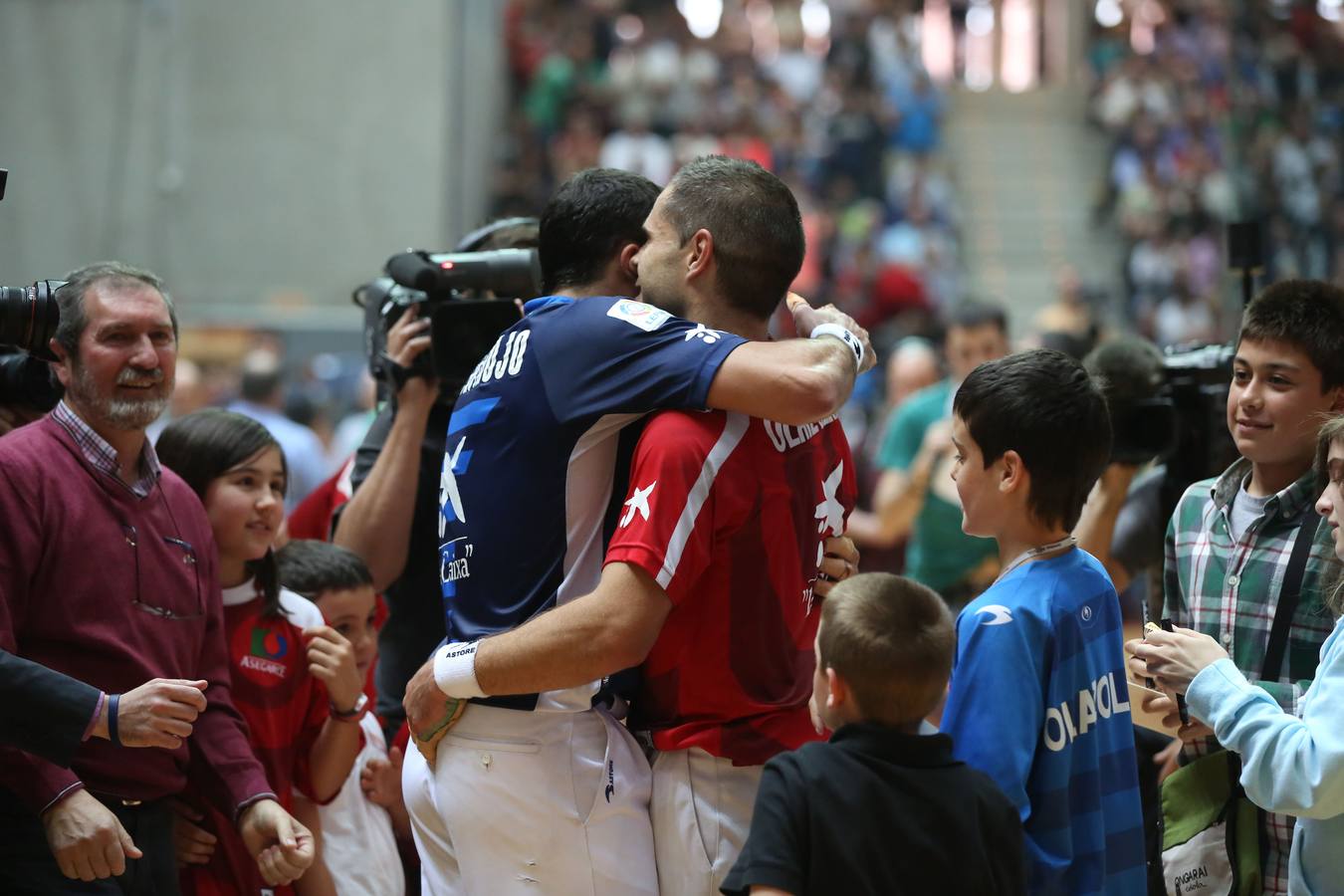 Abrazo entre Juan Martinez de Irujo, y Aimar Olaizola, ganador de la final Manomanista. 23/06/2013