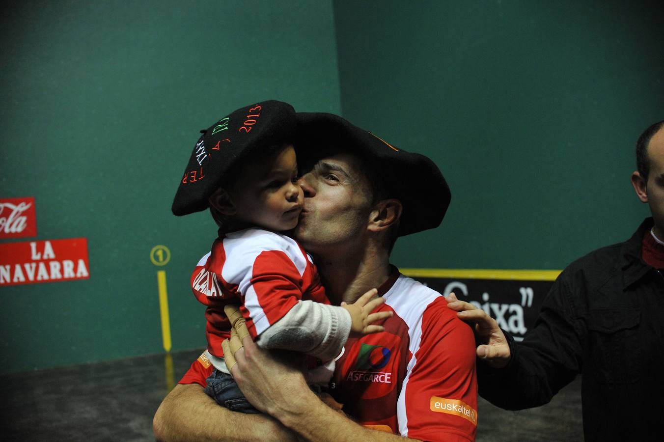 Aimar Olazola beso a su hijo Irai tras ganar el torneo del Cuatro y Medio en el Ogeta de Vitoria contra Juan Martinez de irujo. 14/12/2013