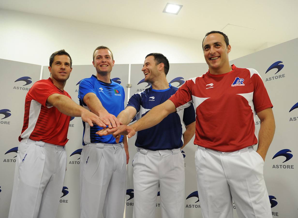 Presentación de las camisetas para los pelotaris de Aspe y Asegarce, con Andoni Aretxabaleta, Aimar Olaizola, Abel Barriola y Juan Martínez de Irujo en la sede de la empresa Astore. Arrasate. (29-4-2014).