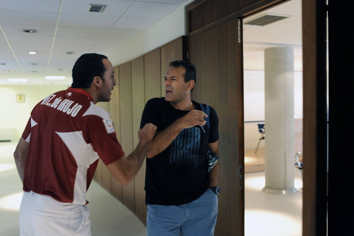 Los pelotaris Juan Martínez de Irujo y Titin III bromeando antes de la presentación del torneo de San Mateo, en Logroño. 09/09/2014