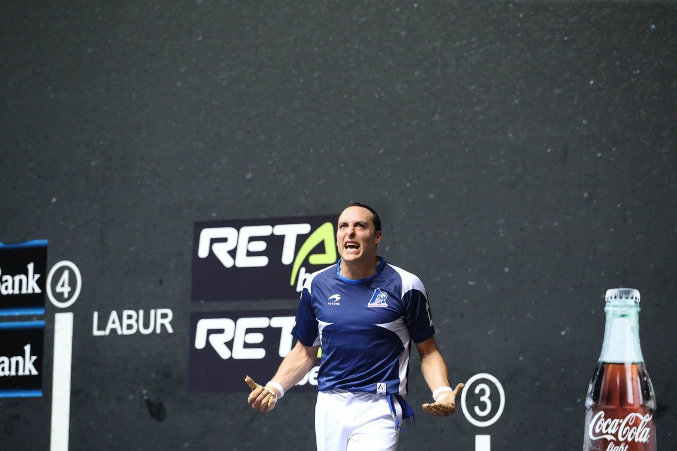 Juan Martínez de Irujo, durante un partido de mano perejas en el Fronton Bizkaia de Miribilla el pasado 26 de diciembre de 2015.