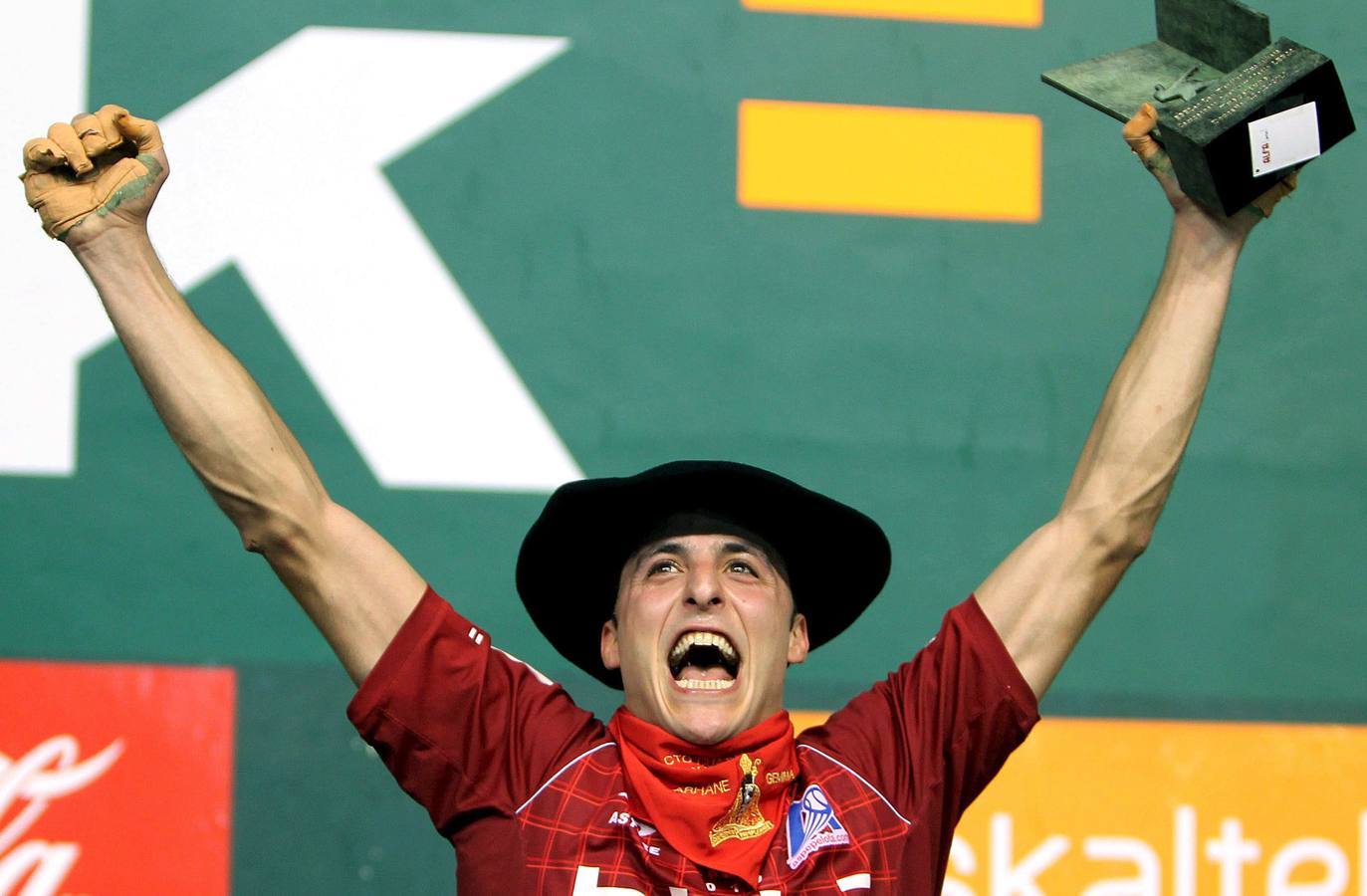 Juan Martínez de Irujo celebra su victoria en la final del Cuatro y Medio 2010