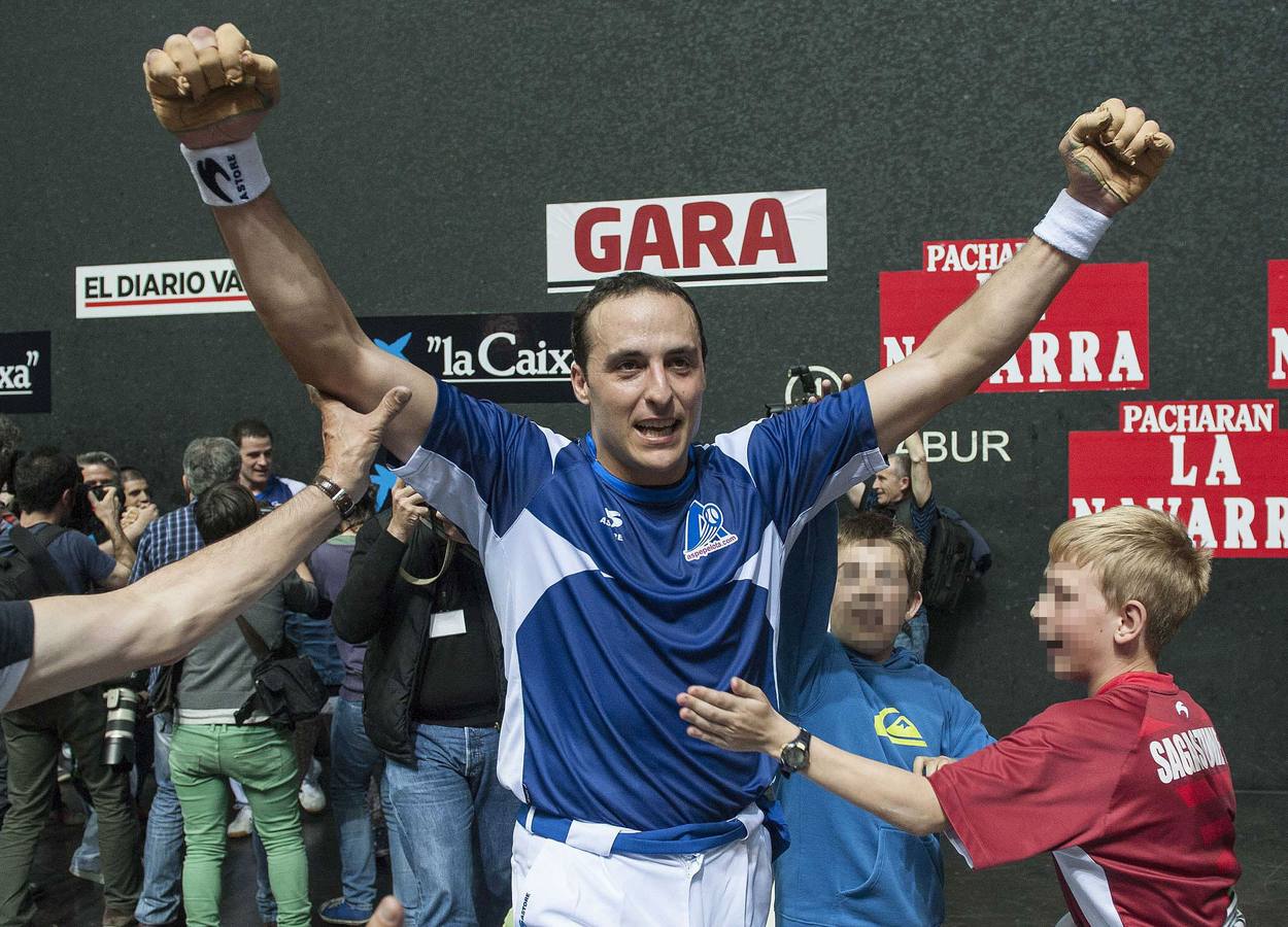 El pelotari Juan Martínez de Irujo celebra el triunfo durante la final del Campeonato de Parejas 2014 que se disputó el 04/05/2014 en el Frontón Bizkaia de Bilbao.