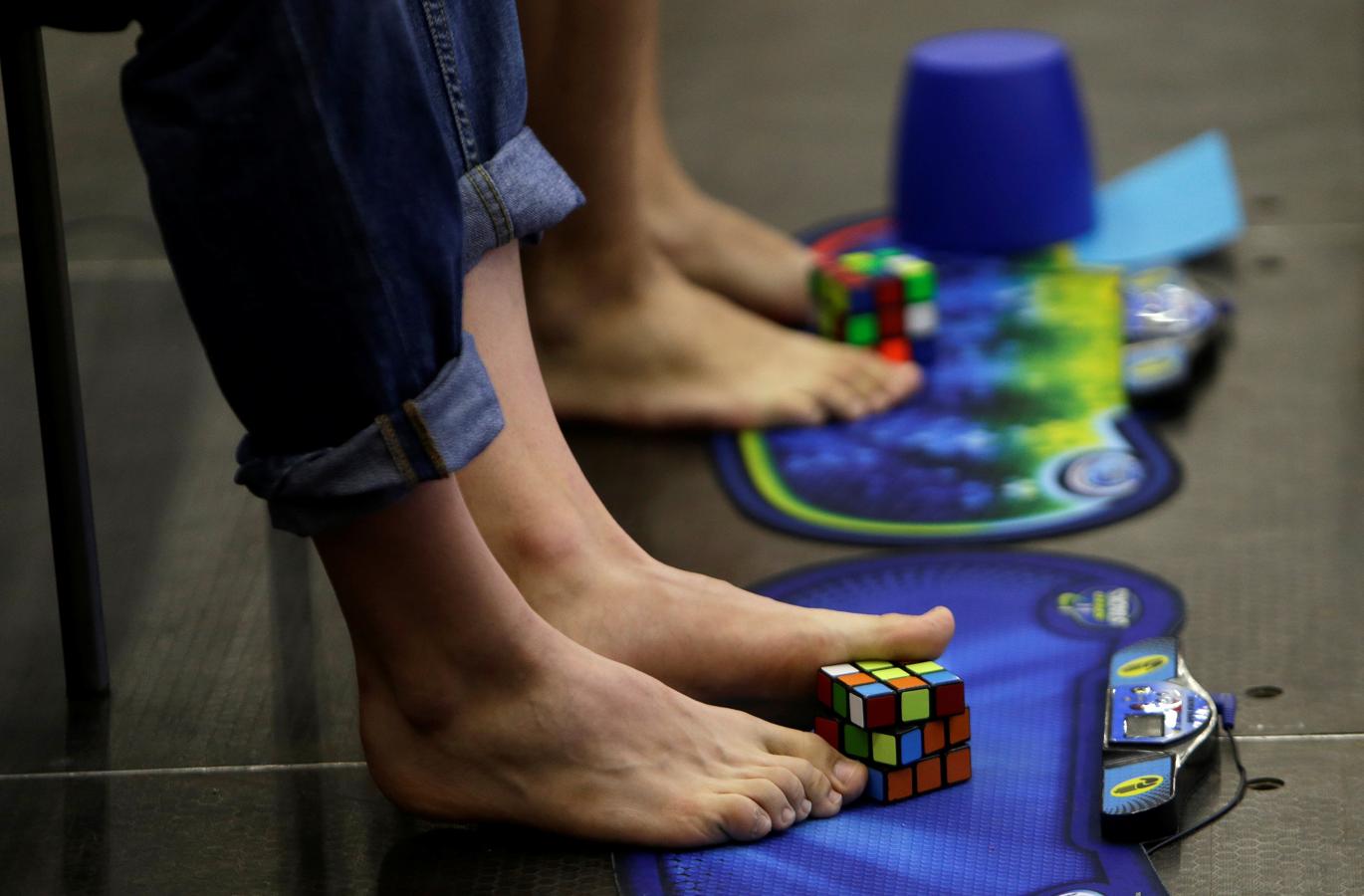 ¿Resolver un cubo de Rubik con los pies?