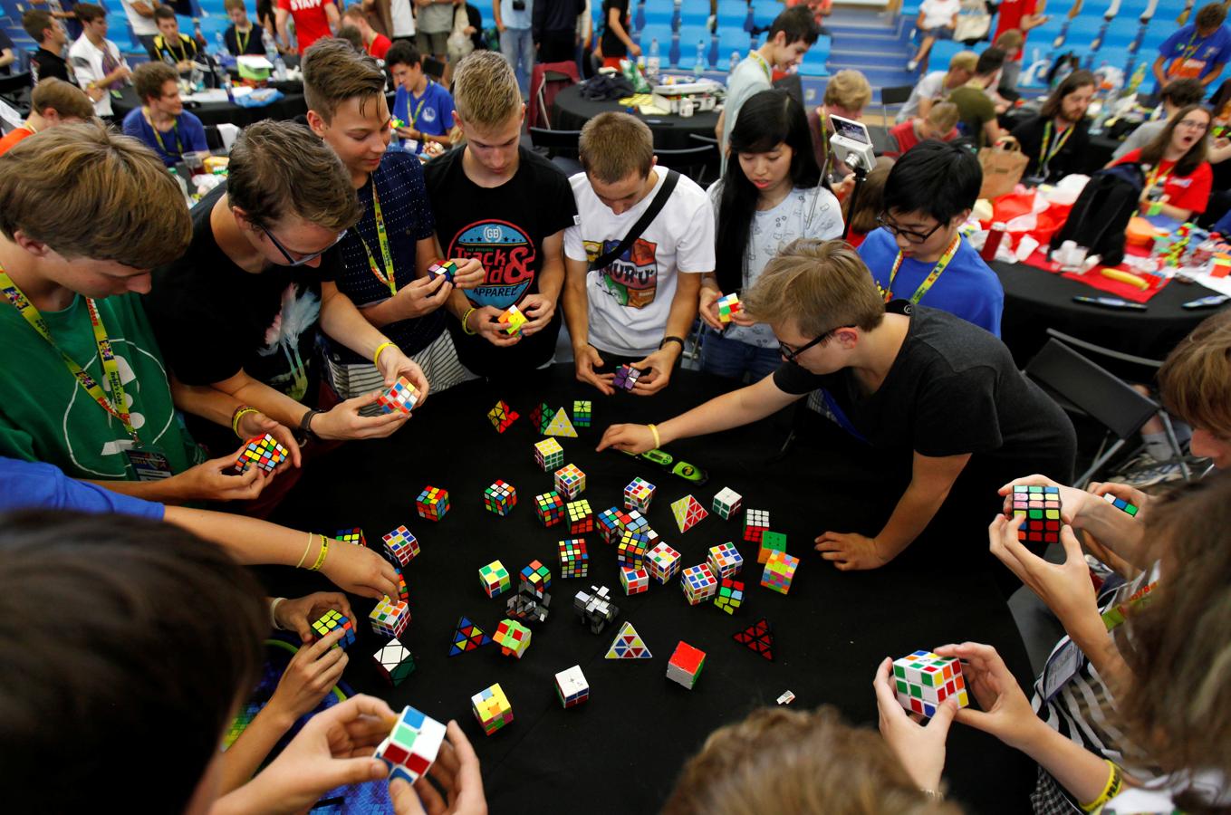 ¿Resolver un cubo de Rubik con los pies?