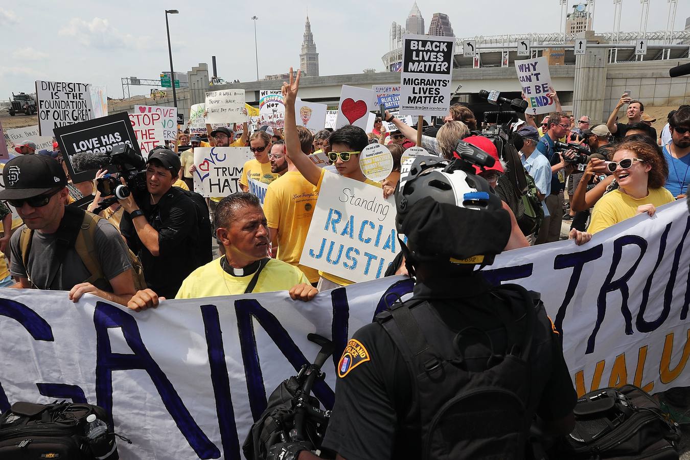 Cleveland clama contra Trump