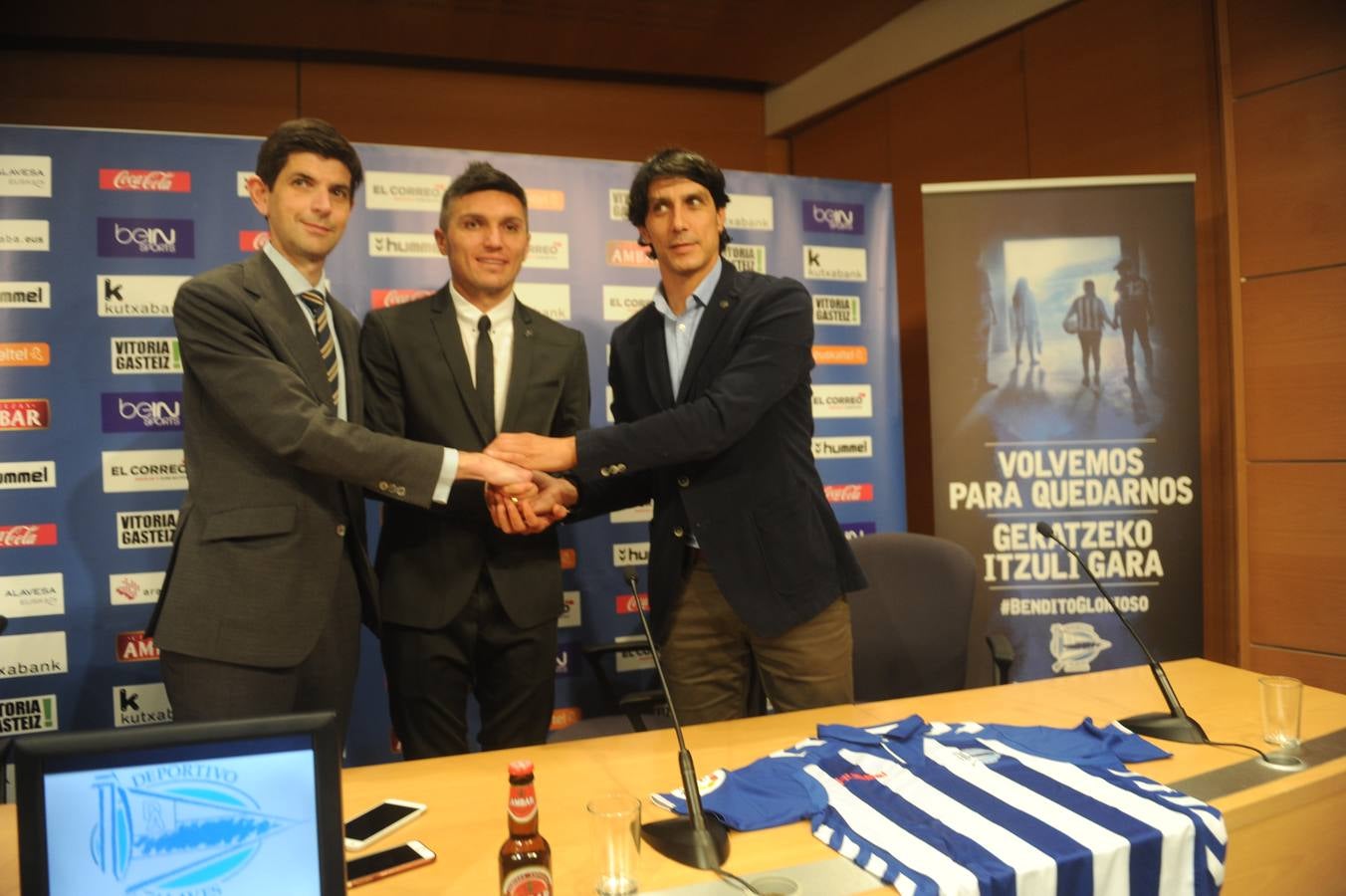 El Alavés presenta a Daniel Torres