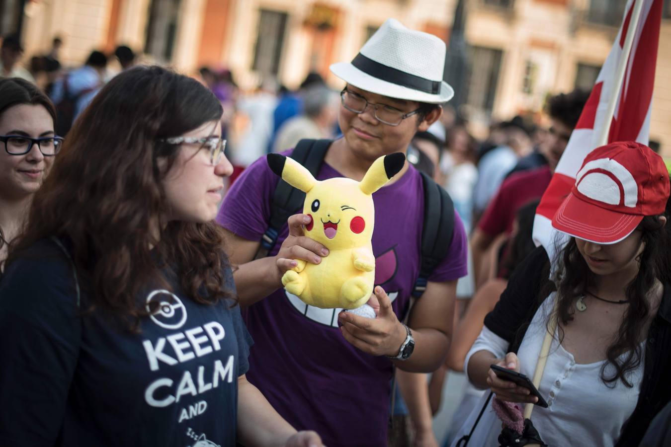 Miles de entrenadores pokémon abarrotan la Puerta del Sol y el parque El Retiro, en Madrid