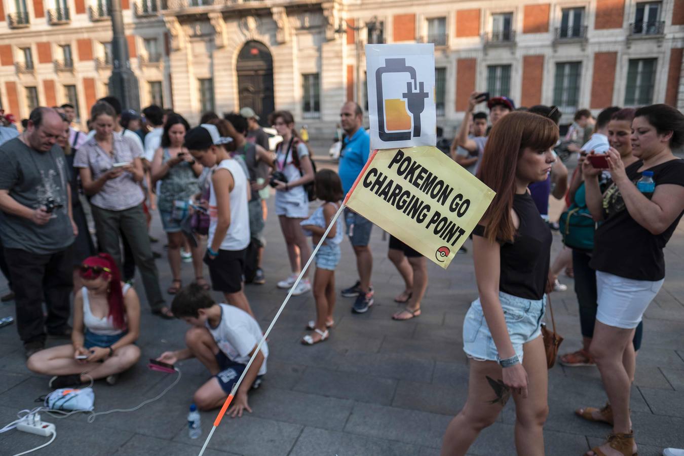 Miles de entrenadores pokémon abarrotan la Puerta del Sol y el parque El Retiro, en Madrid
