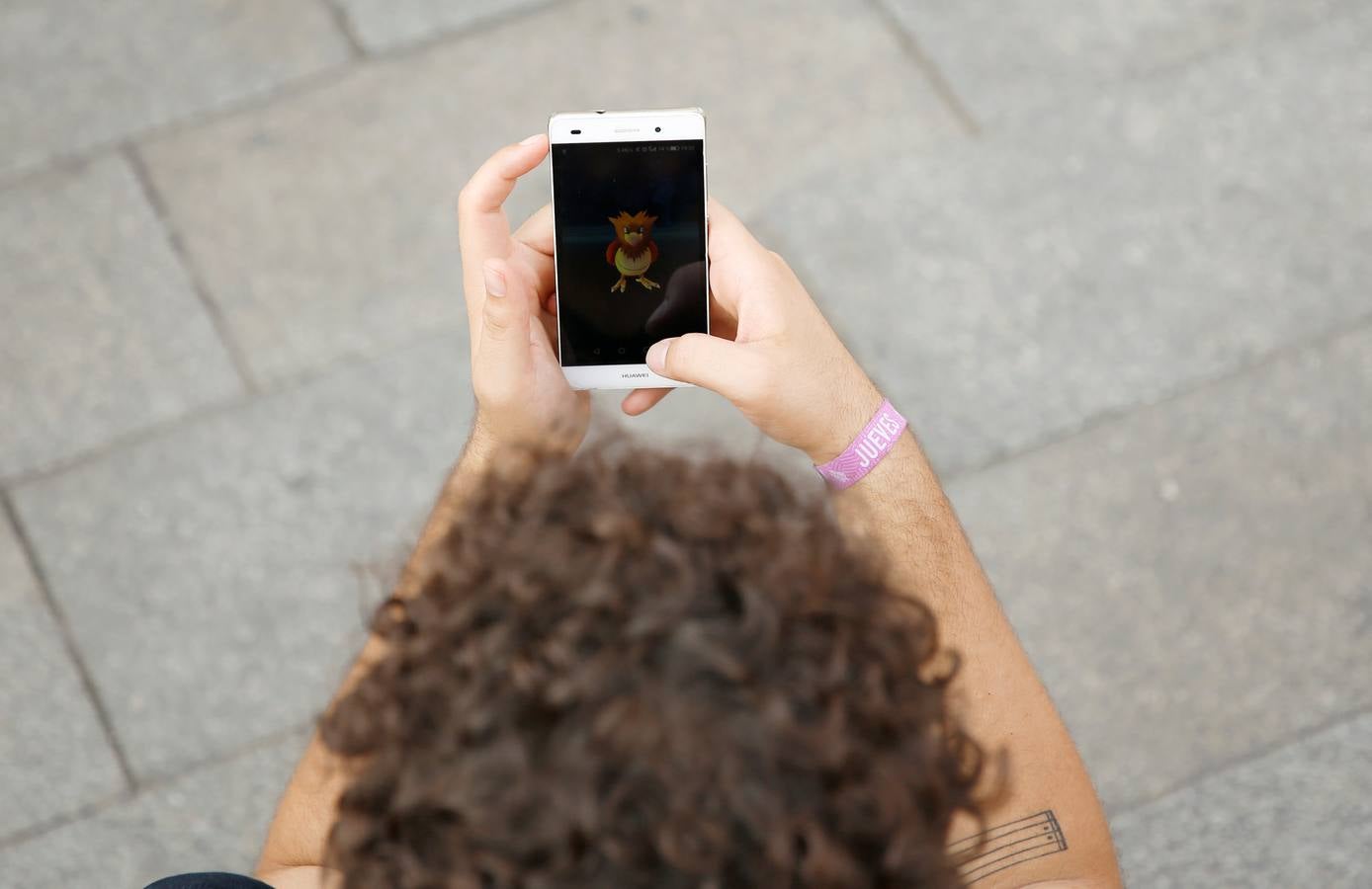 Miles de entrenadores pokémon abarrotan la Puerta del Sol y el parque El Retiro, en Madrid