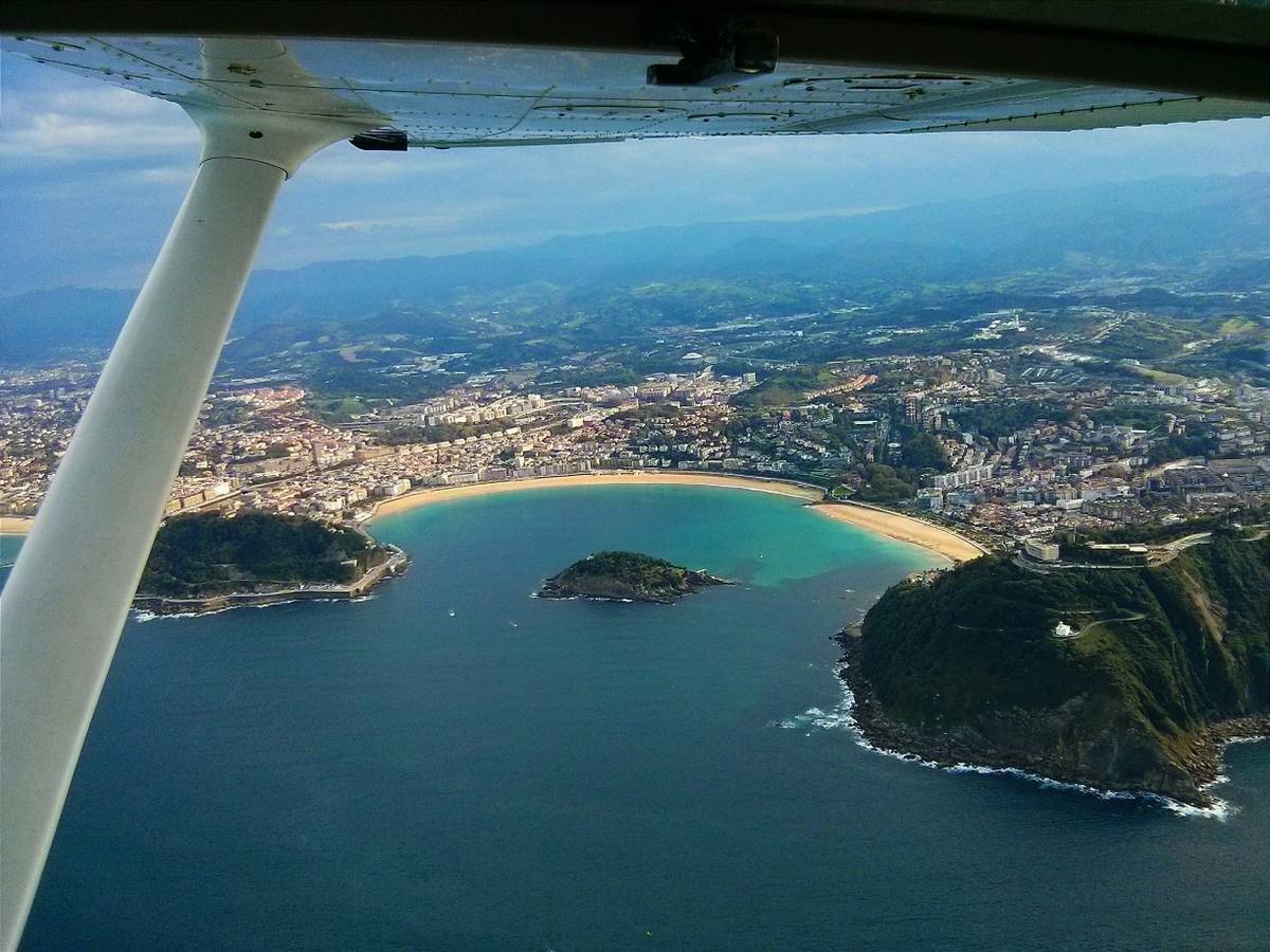 La Concha desde la ventanilla de la avioneta.