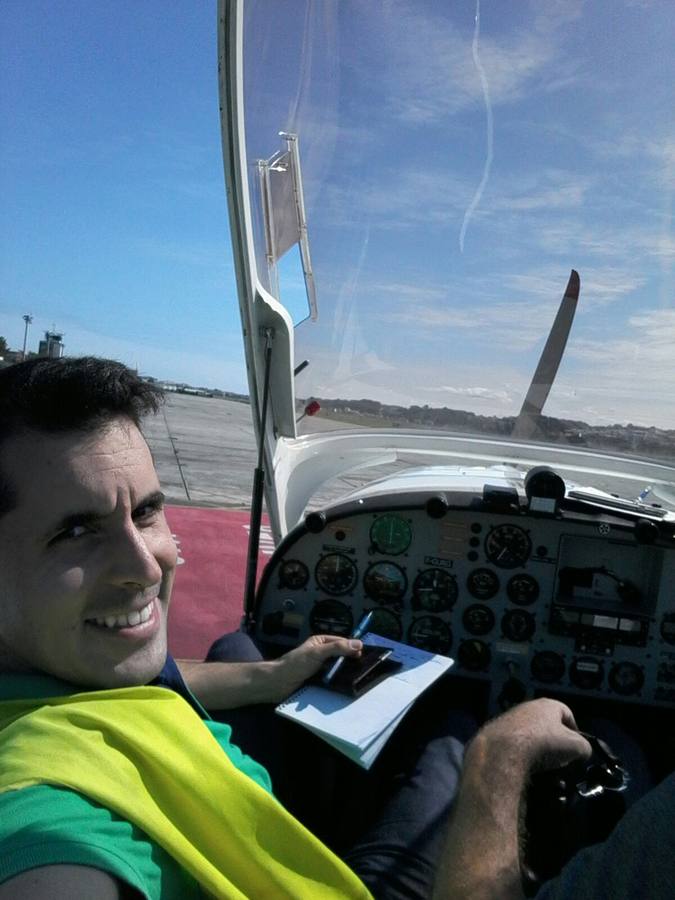 Nuestro compañero Erlantz Gude en el paseo en avioneta.